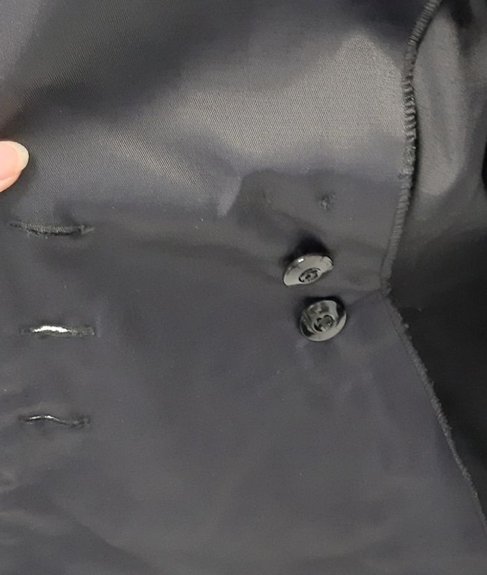 Magnifique veste cintrée La Milliardaire noire avec coutures et boutons dorés - photo numéro 15