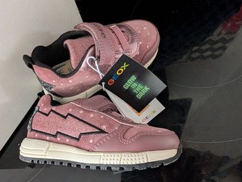 Baskets fille en cuir et autre cuir. Taille 22. Neuf. Geox