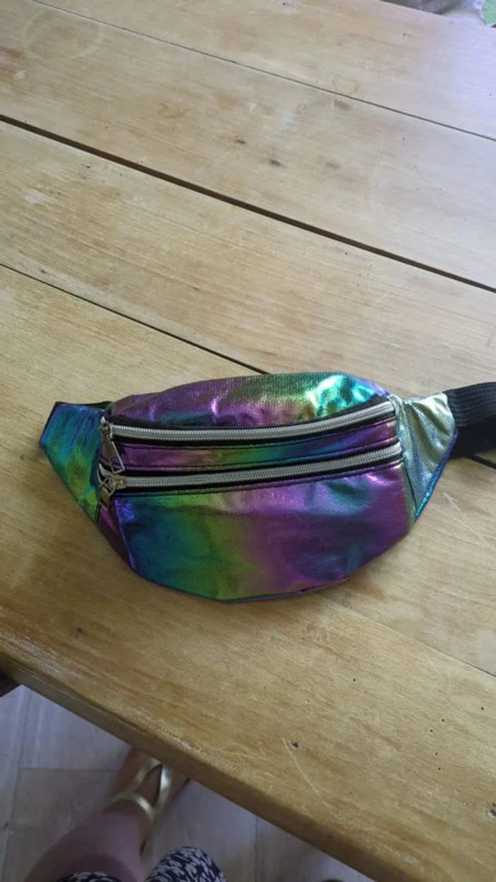 Magnifique banane iridescente multicolore – Accessoire stylé et pratique