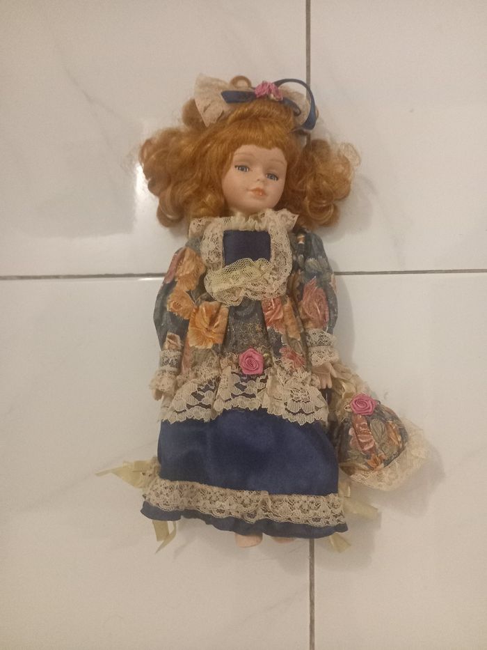 Poupee en porcelaine sans chaussure tres bonne etat - photo numéro 2
