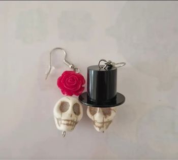 Boucles d’oreilles pendantes NEUVES pour femme forme tête de mort, squelette couleurs rouge et noir