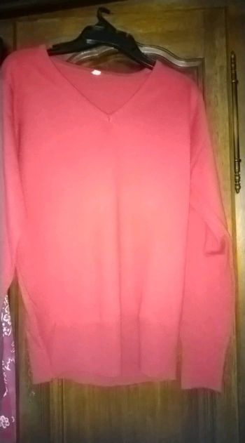 Pull en col en V rouge taille L