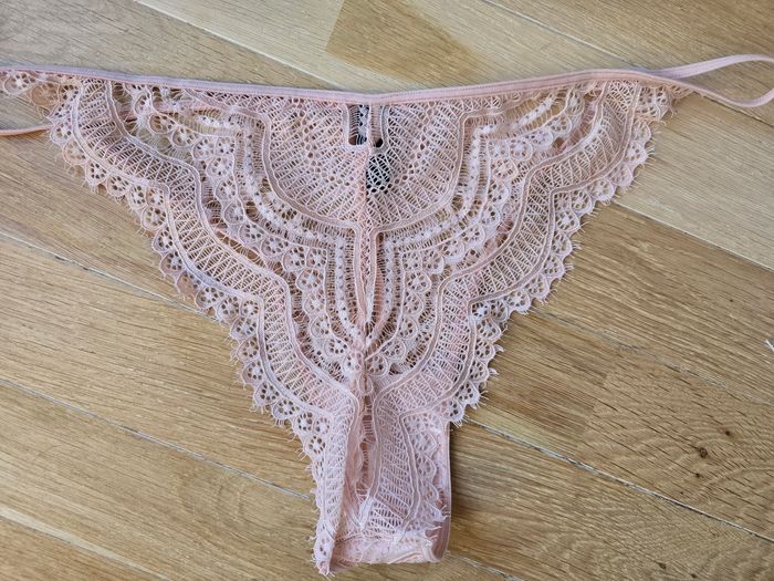 Tanga femme en dentelle rose - photo numéro 2