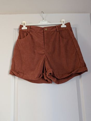 Short en velour côtelé Neuf! Jamais porté. Matière fluide et douce.
Taille L.
N hésitez pas à regarder mon dressing que des petits prix et remises activées sur lots.
