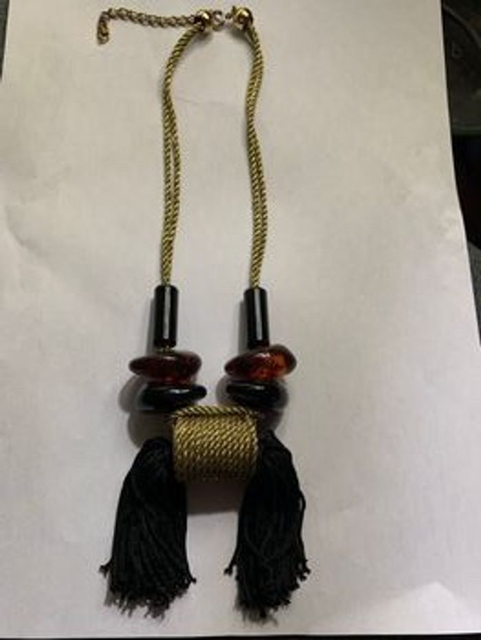 Collier perles et pompom - photo numéro 2