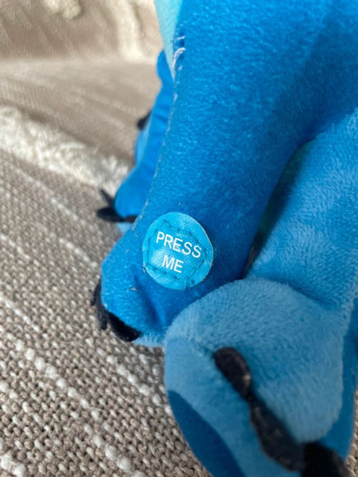 Peluche doudou interactif 22cm Disney stitch bleu très bon état - photo numéro 5
