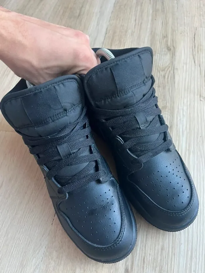 Jordan 1 Mid Triple Black Taille 37.5 - photo numéro 2
