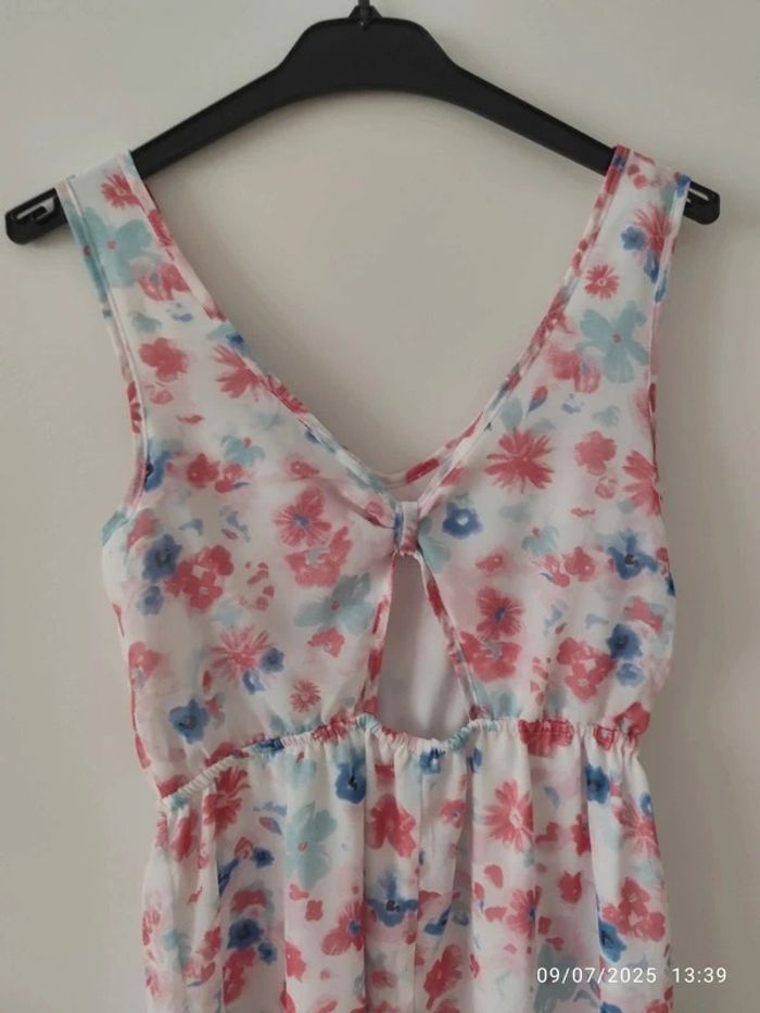 Vestido blanco corto con estampado de flores