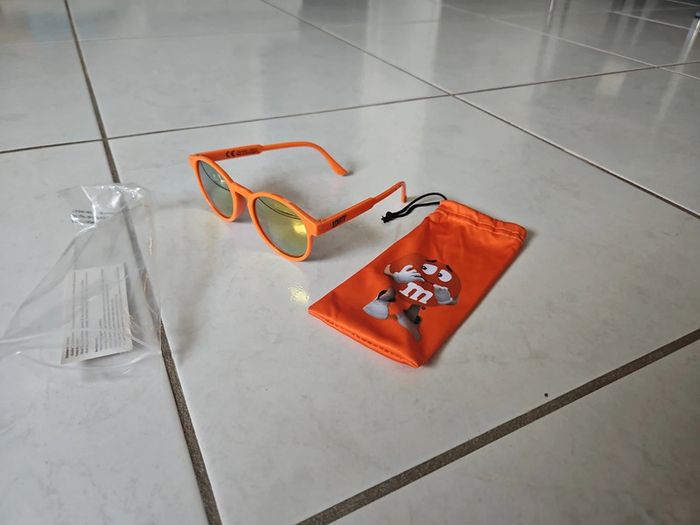 Lunettes de soleil m&m's orange Neuf cont2