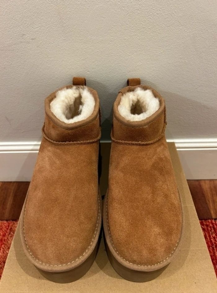 Bottes de neige courtes à talons hauts UGG, pointure 38 - photo numéro 2