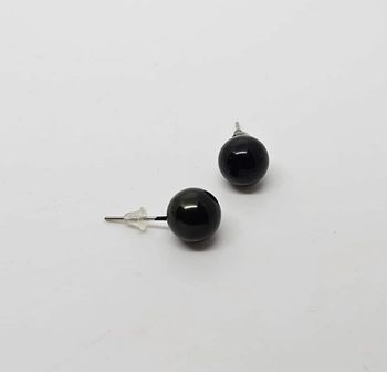 Paire de boucles d'oreilles.
Neuve.
Boule noire mi grosse