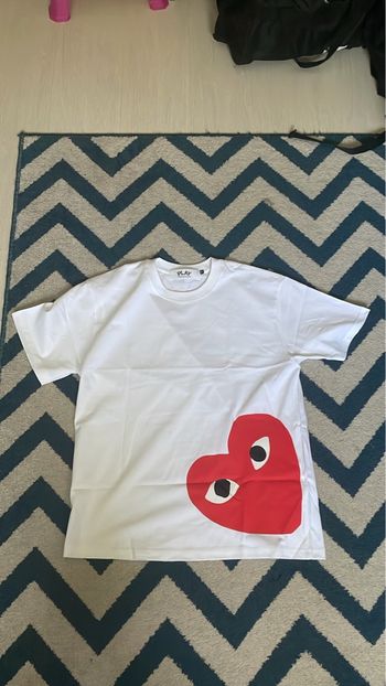 T-shirt comme des garçon blanc logo rouge en bas à gauche