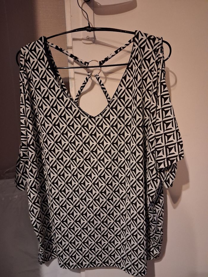 Haut élégant épaules dénudées