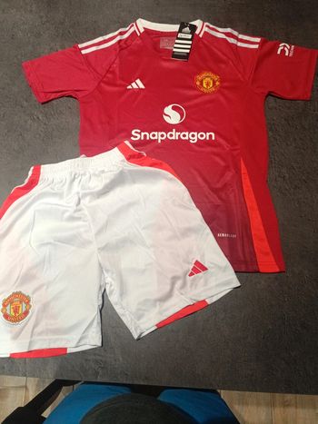 Tenue foot Manchester United rouge. T.26