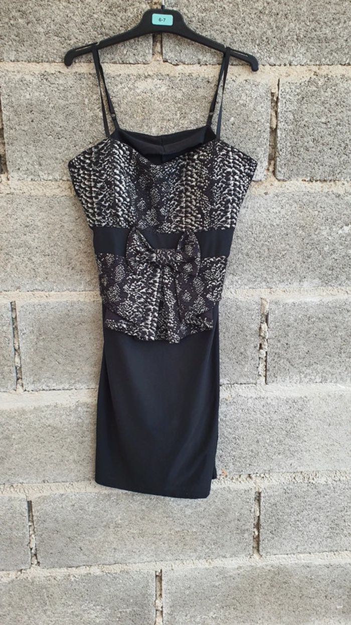Très belle robe chic taille 34 en très bon état