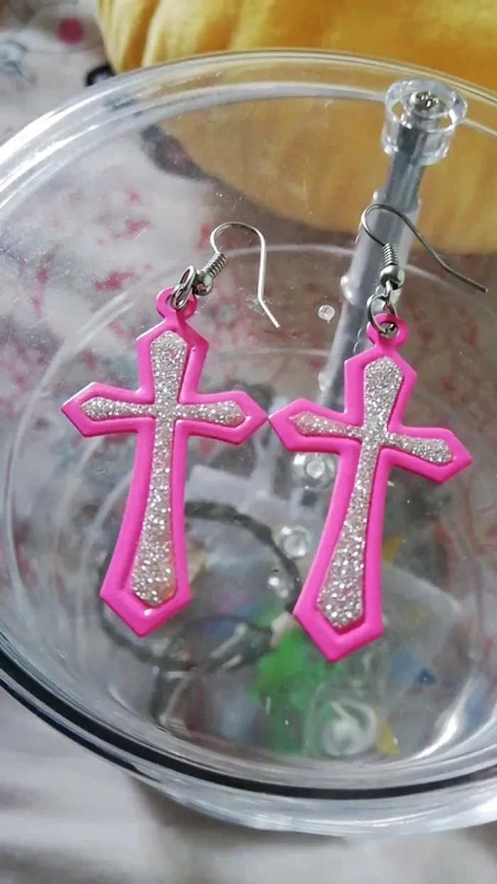 Boucles d'oreilles pendantes.