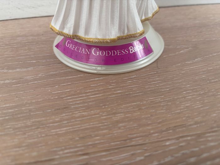 Poupée Barbie de collection Goddess grecque 1996 avec son support de présentation - photo numéro 4