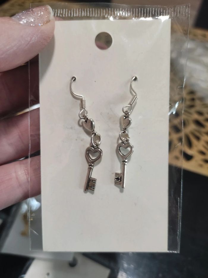 Lot de 6 bijoux neufs thème cœur et clefs - photo numéro 7