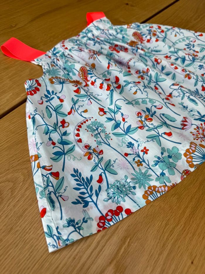 Blouse en tissu liberty Maynard tons blanc/vert/rouge et bretelles orange fluo - Taille 3 Ans - photo numéro 6