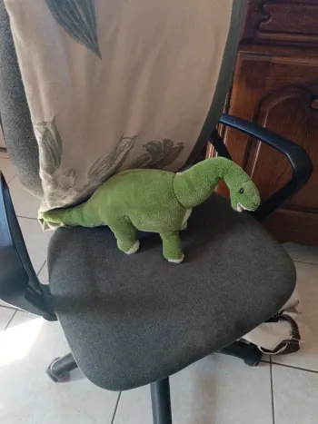 Peluche dinosaure vert. Walking with dinosaure. Longueur 48 cm. Hauteur 23 cm. 100% polyester. TBE