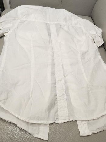 Chemise chic, manches courtes.