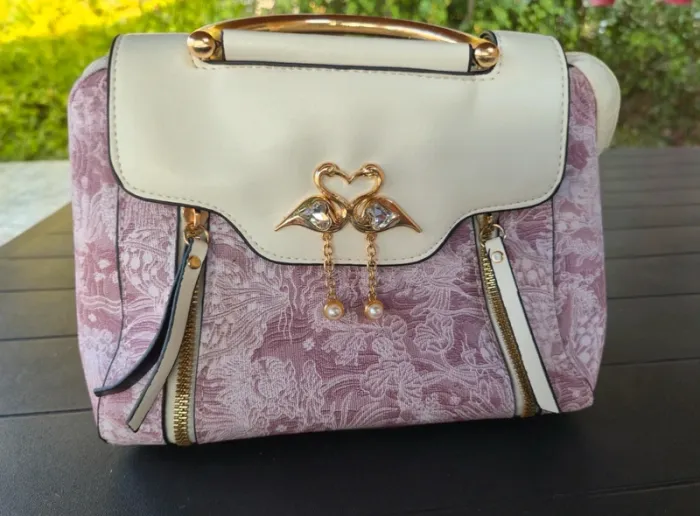 Sac à main rose avec motif bijoux en excellent état