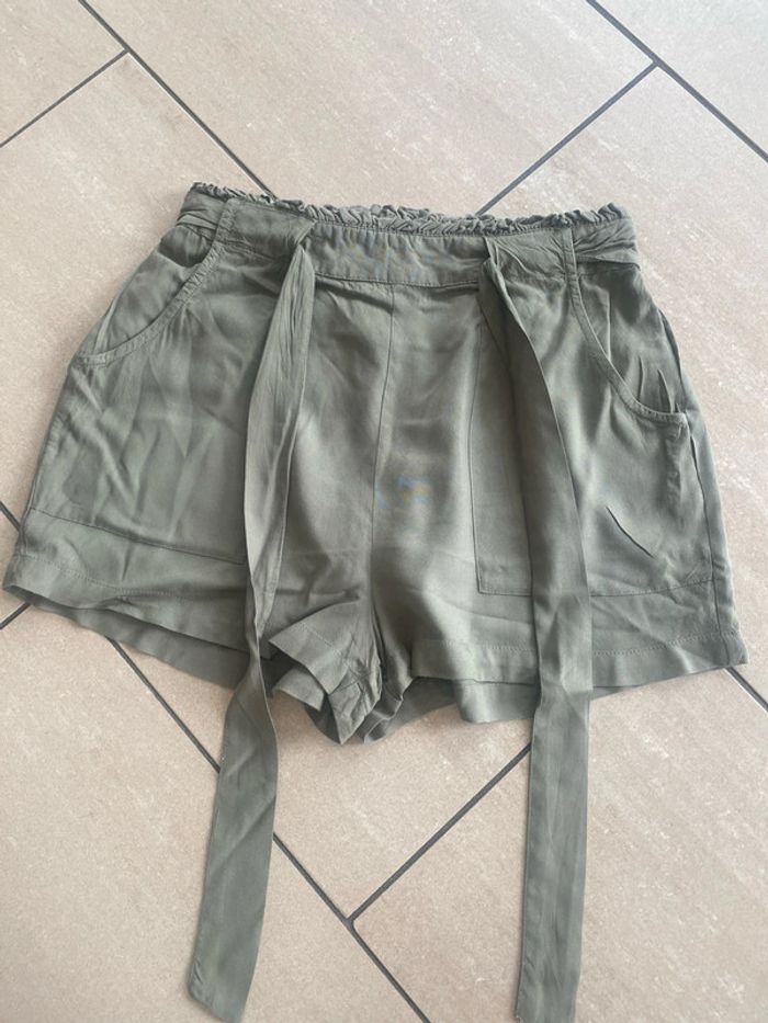 Short kaki