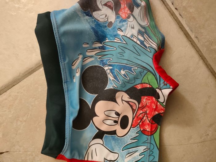 Short de bain Disney taille 3 ans