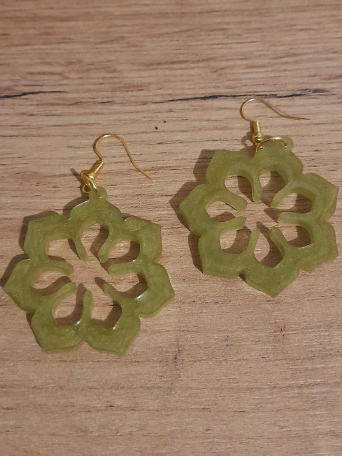 Boucle d'oreille fleur - photo numéro 2