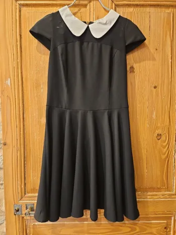 Robe noir col Claudine.
