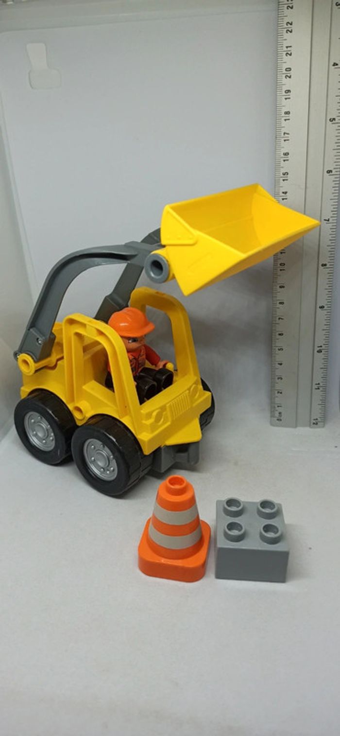 Véhicule pelleteuse avec plot lego duplo