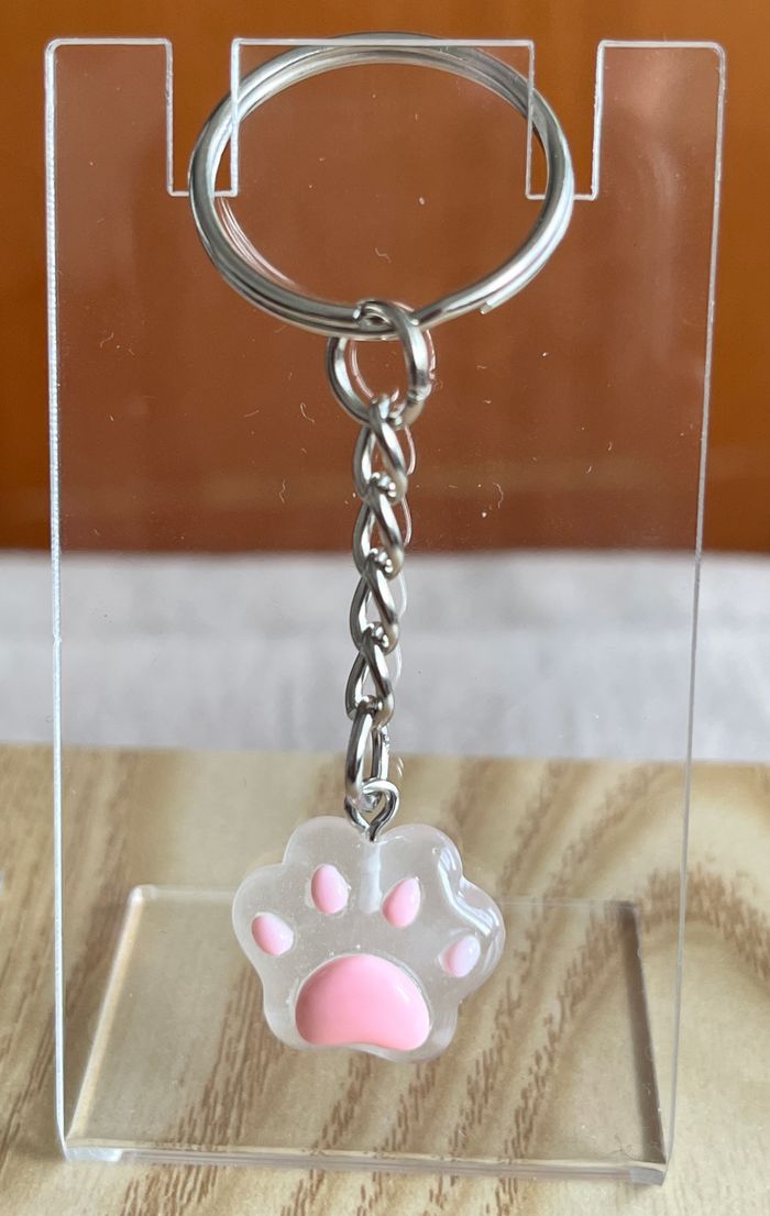 Porte clé patte rose clair