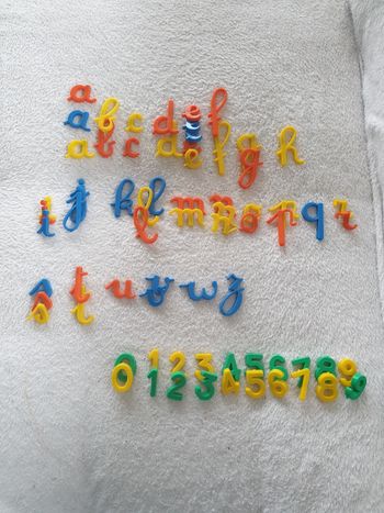 Lot d'environ 70 chiffres et lettres 