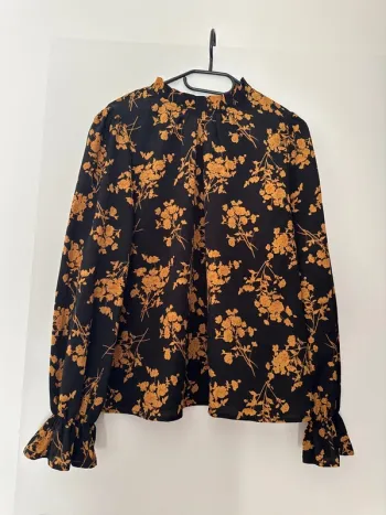 Blouse noire avec fleurs oranges Shein