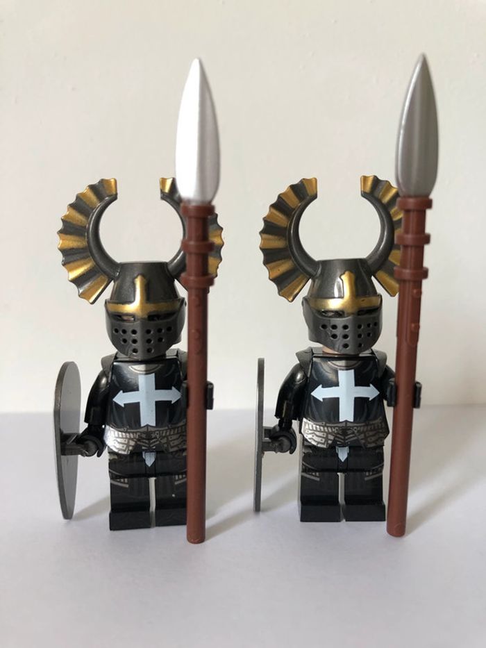 Figurine type lego 2 soldats templiers. Templiers