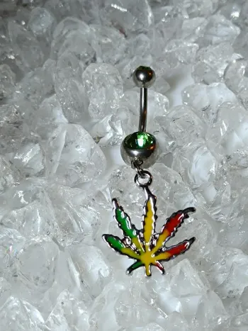  piercing nombril cannabis strass vert bijou pendantif feuille rouge jaune vert weed joint marijuana