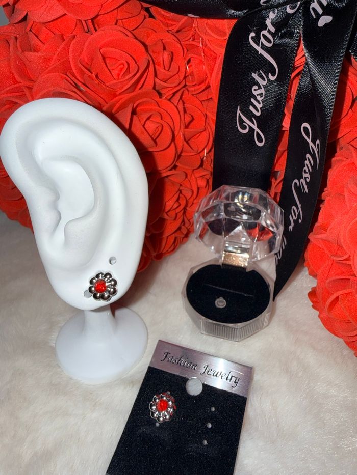 🌹 Boucles d’oreilles fleur rouge – Élégantes et intemporelles 🌹