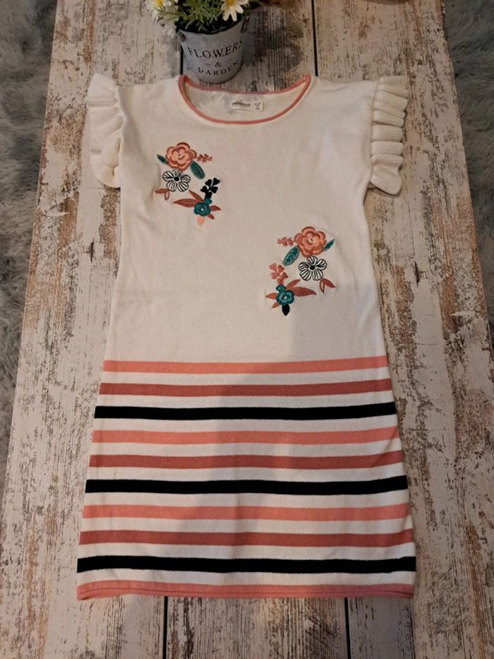 Robe fleurs brodé et manches froufrou