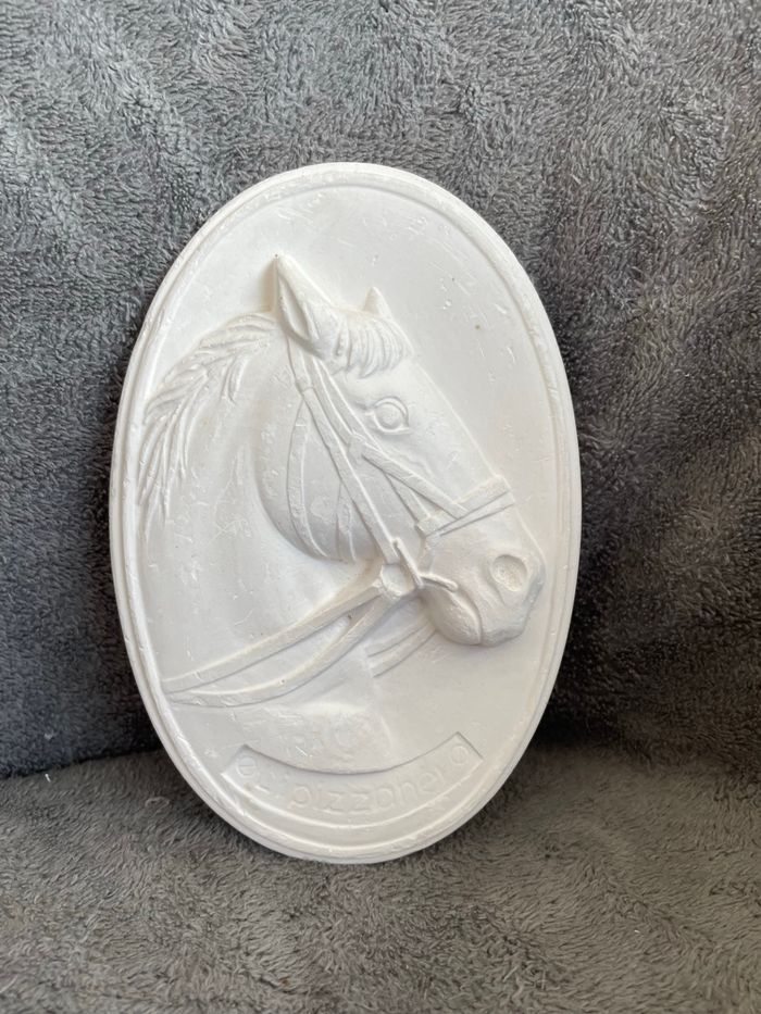 Médaillon en plâtre cheval espagnol vintage
