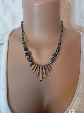 Superbe collier anthracite et pierres vertes