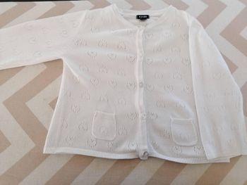Gilet blanc Kiabi cœurs ajourés taille 18 mois #espanolitinafille18mois