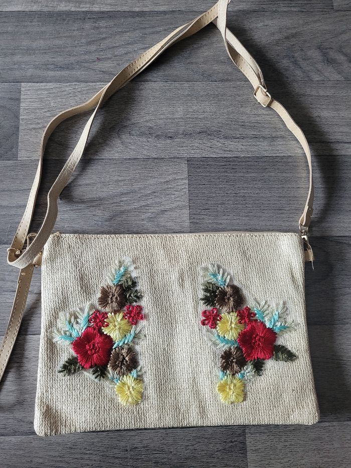 Sac à mains/pochette broderies fleurs beige🌹