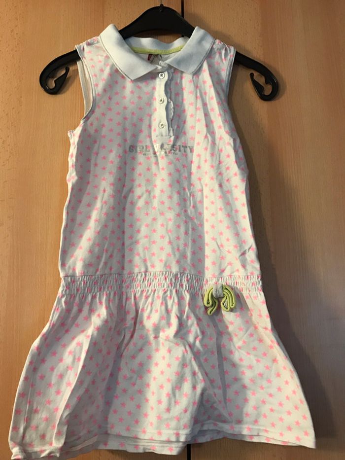 Robe blanche et rose.