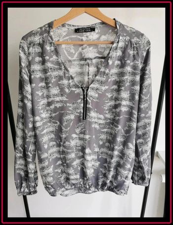 Blouse grise à motifs