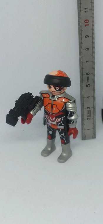 Homme guerrier de l'espace avec arme playmobil