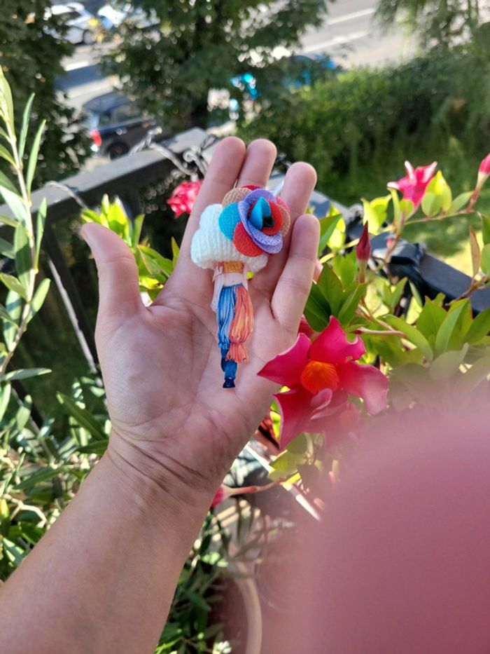 Broche dame a la mode et son bonnet à 🌸 - photo numéro 3