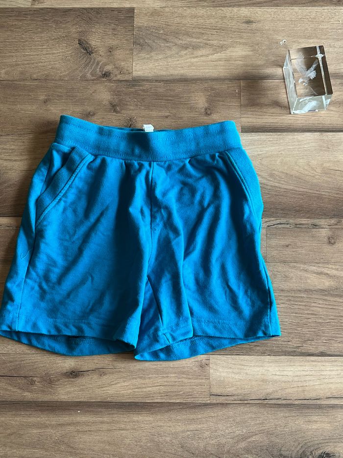 Je vend un short garçon enfant taille 6 ans très bon état