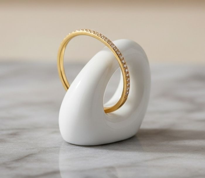 Lot de trois bijoux neufs dont deux bagues et 1 boucle d'oreille