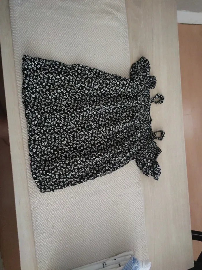 Haut fluide noir fleuri blanc gemo 12 ans épaules dénudées