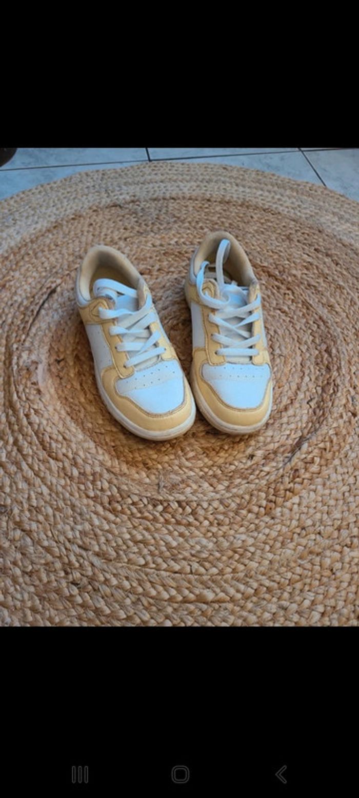 Baskets jaune et blanche